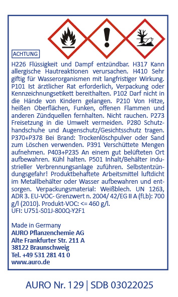 Ein deutsches Warnschild mit Gefahrensymbolen und Sicherheitshinweisen für eine entzündbare und gesundheitsschädliche Flüssigkeit. Das Schild enthält Angaben zur Handhabung, Lagerung und Entsorgung sowie Firmenkontaktinformationen und Produktnummern.