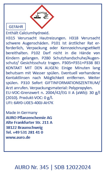 Ein deutsches Warnschild mit Gefahrensymbolen, Sicherheitshinweisen und Kontaktinformationen der AURO Pflanzenchemie AG. Das Schild enthält in blauer Schrift Angaben zu den Risiken von Calciumhydroxid, Erste-Hilfe-Maßnahmen und gesetzlichen Vorschriften.